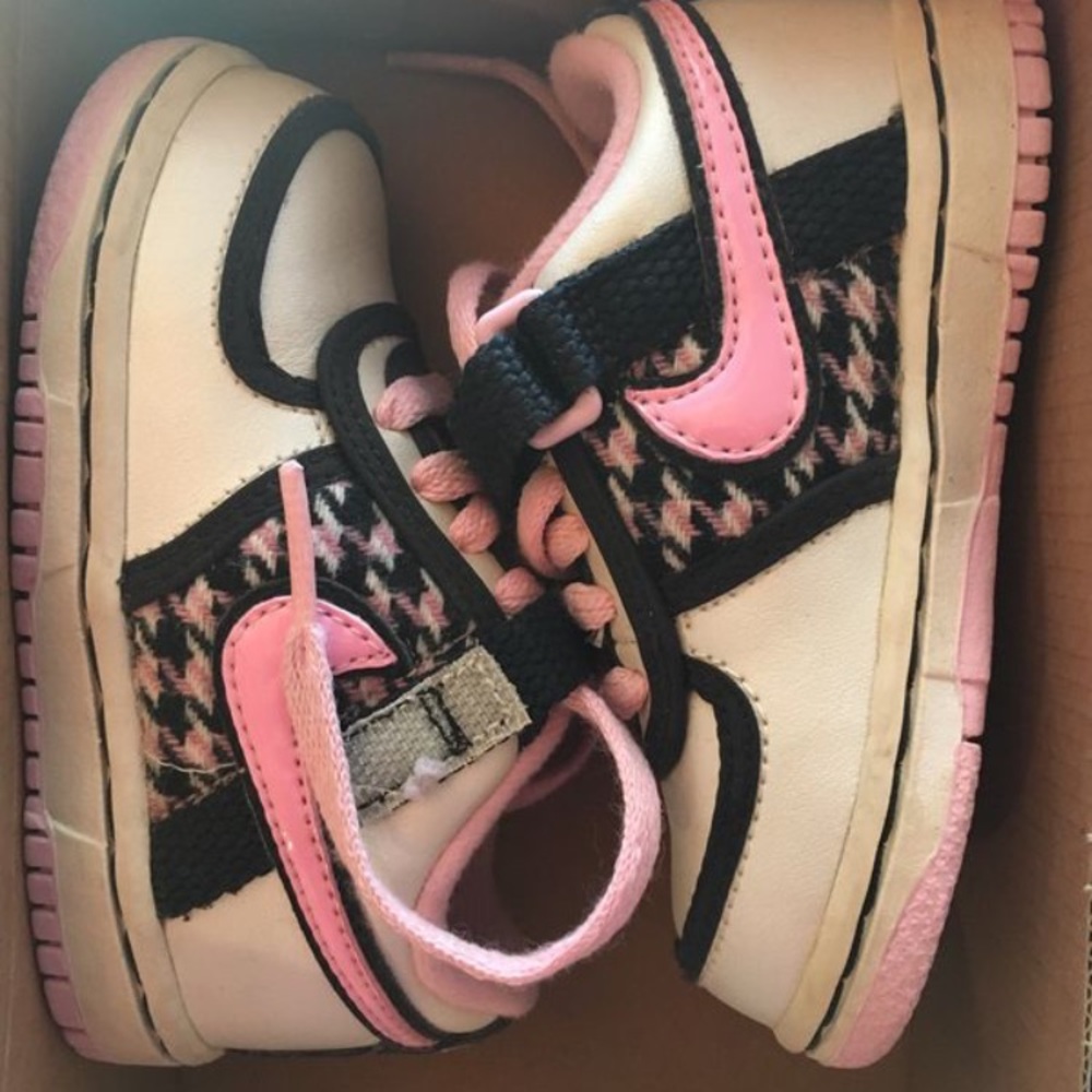 Girls Nike sneakers 4c